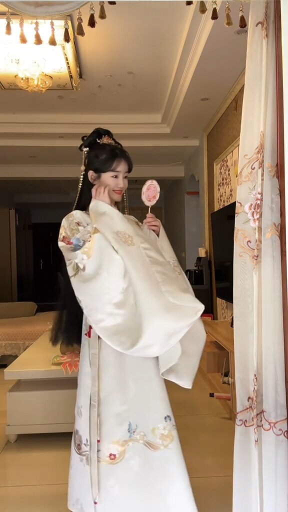 Ancient Charm and Fairylike Elegance:The Performance of Traditional Chinese Hanfu Fashion Ancient Charm and Fairylike Elegance:The Performance of Traditional Chinese Hanfu Fashion