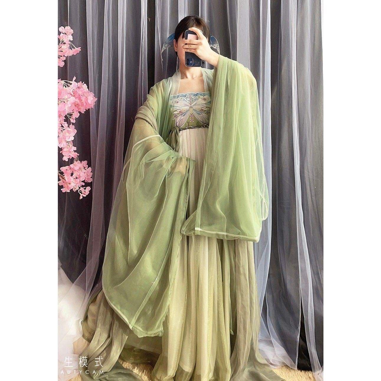 Summer in Traditional Hanfu for Middle School Students Summer in Traditional Hanfu for Middle School Students