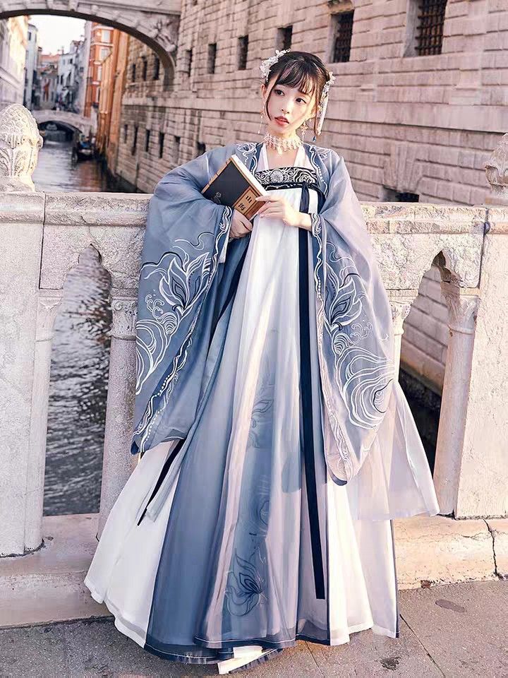 Ode to the Aodail Qipao:A Cultural Icon of Elegance and Tradition Ode to the Aodail Qipao:A Cultural Icon of Elegance and Tradition