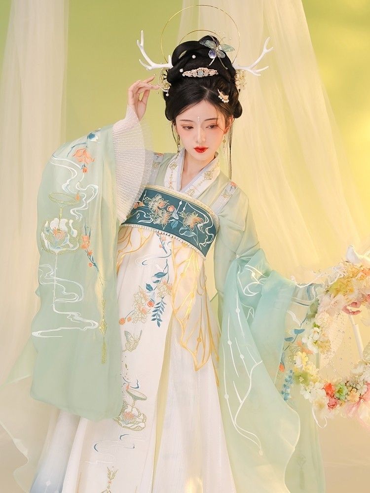 Embracing the Pear Shape:The Art of Qipao for a梨型身材 Embracing the Pear Shape:The Art of Qipao for a梨型身材