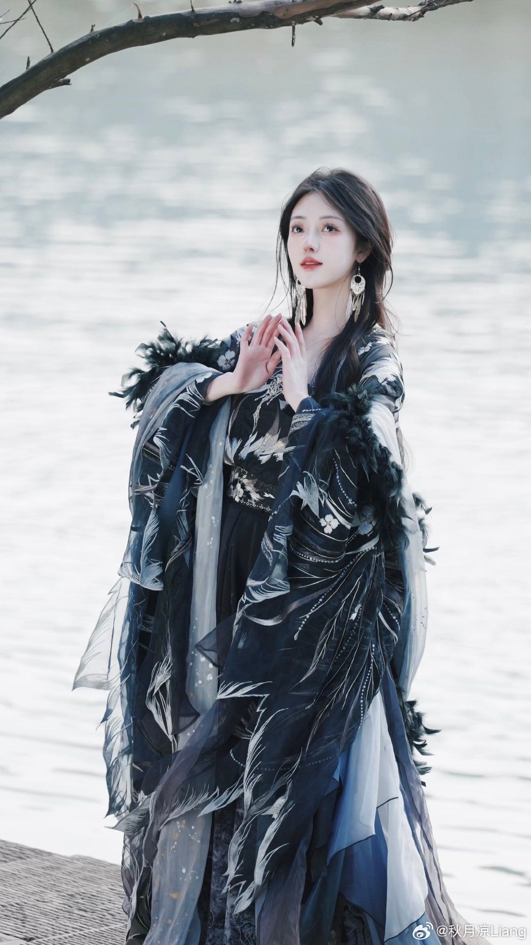 Live Streaming Fashion:The Charm of a Short-Style Cheongsam in the Digital Age