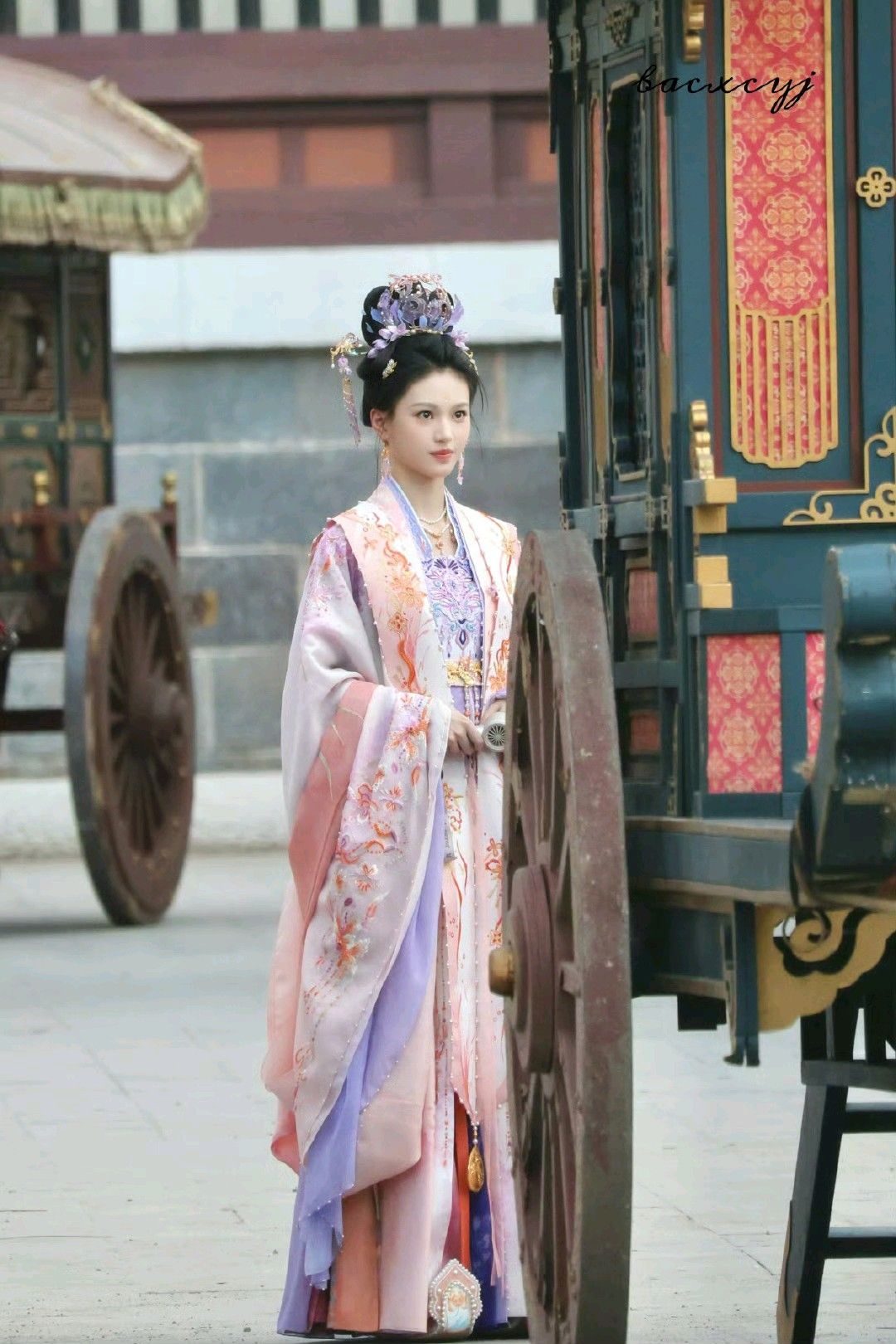 Winter in a Pink Cheongsam:A Tale of Elegance and Warmth Winter in a Pink Cheongsam:A Tale of Elegance and Warmth