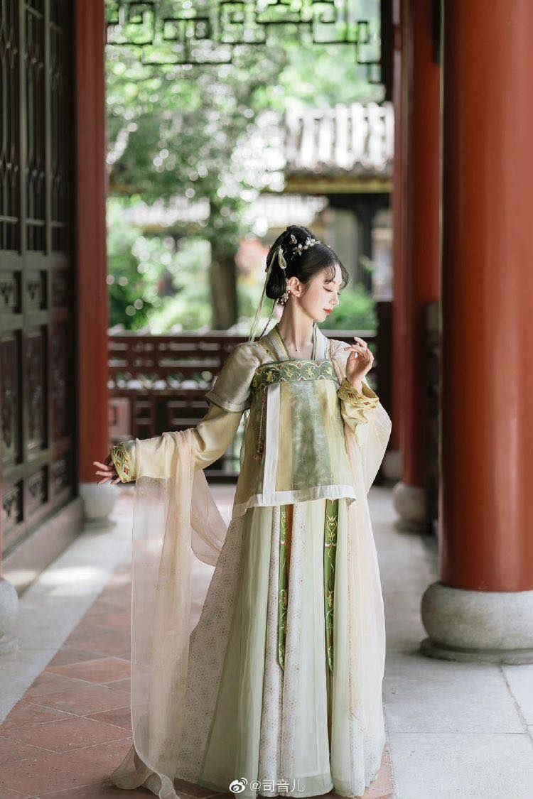Embracing Elegance:The Design Elements of Black Cheongsam