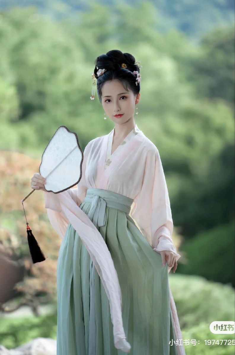The Elegance of Cheongsam:The Butterfly-Inspired Yajing Closure