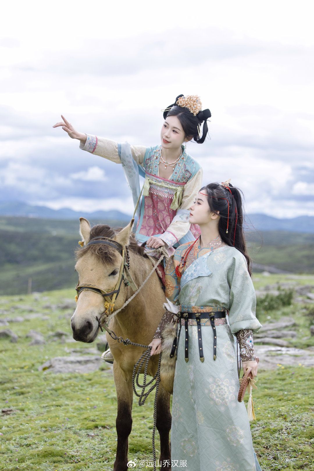 Toast-worthy Qipao for Autumn and Winter:A Blend of Tradition and Elegance