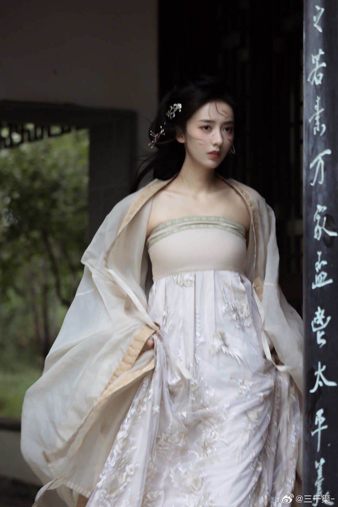 Porcelain Charm:The Elegance of Qixuan Cheongsam Attire Porcelain Charm:The Elegance of Qixuan Cheongsam Attire