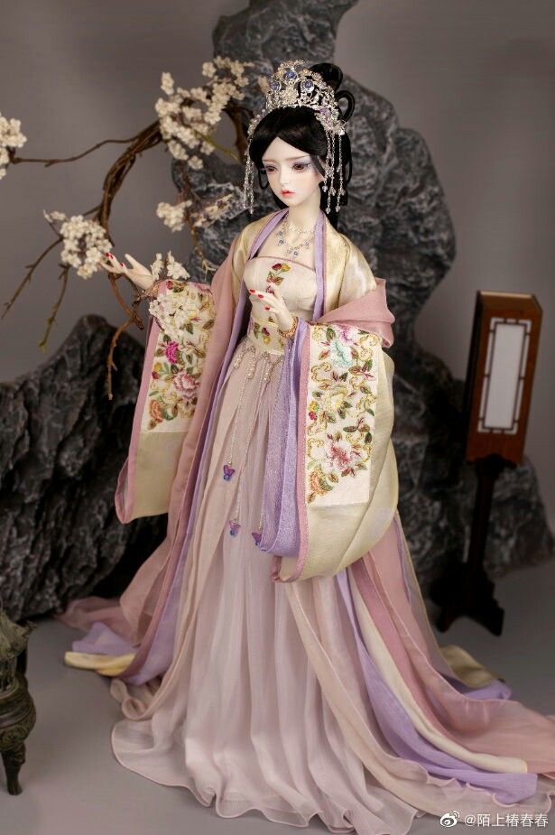 Petite in a Loose Cheongsam:The Art of Embracing Traditional Elegance Petite in a Loose Cheongsam:The Art of Embracing Traditional Elegance