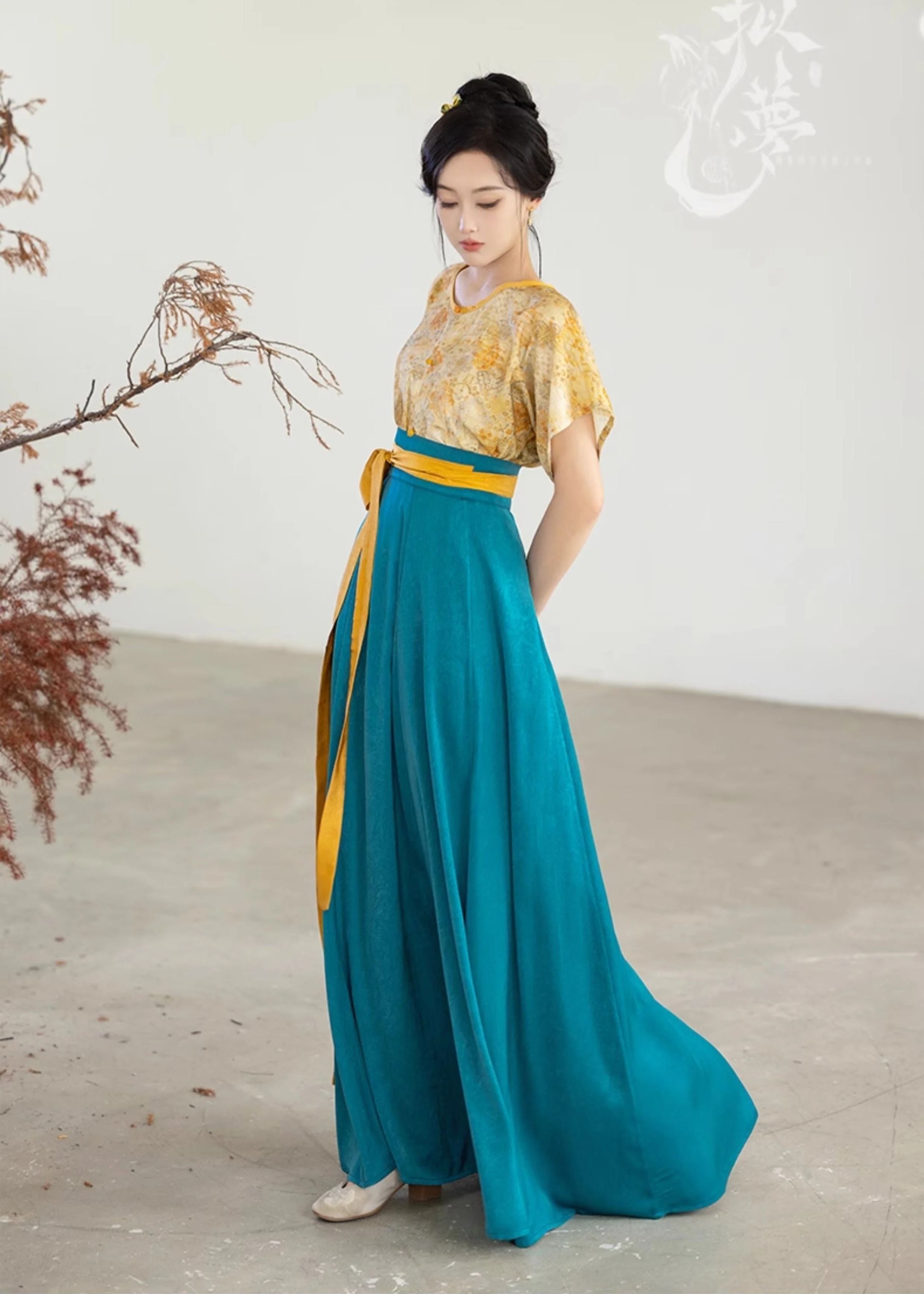 Golden Silk Velvet Qipao at the Fashion Show:A Glitz and Glamorous Display of Traditional Elegance Golden Silk Velvet Qipao at the Fashion Show:A Glitz and Glamorous Display of Traditional Elegance
