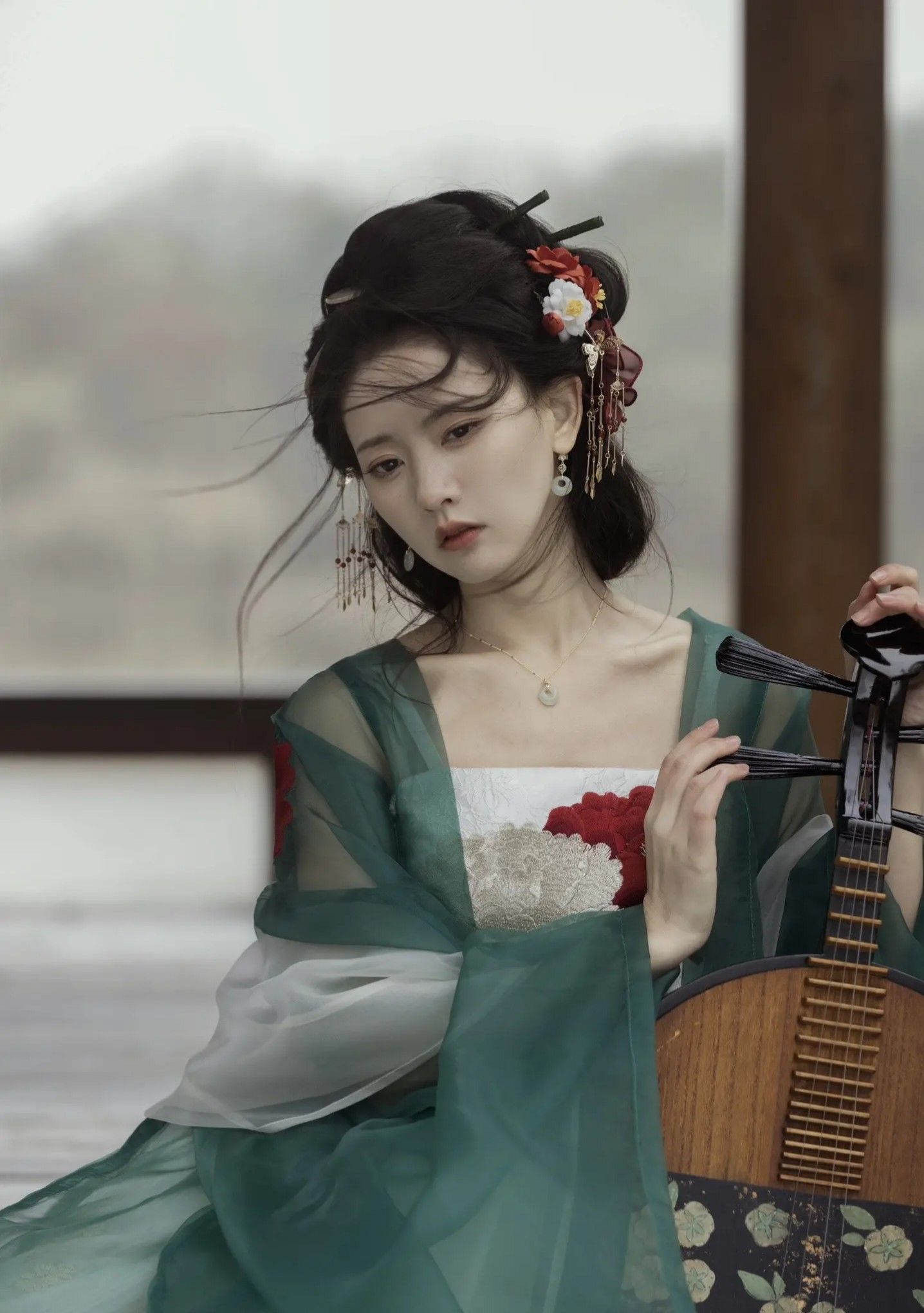 Ethereal Revival:The Enchantment of Traditional Tang-Style Costumes in Modern Chinese Fashion