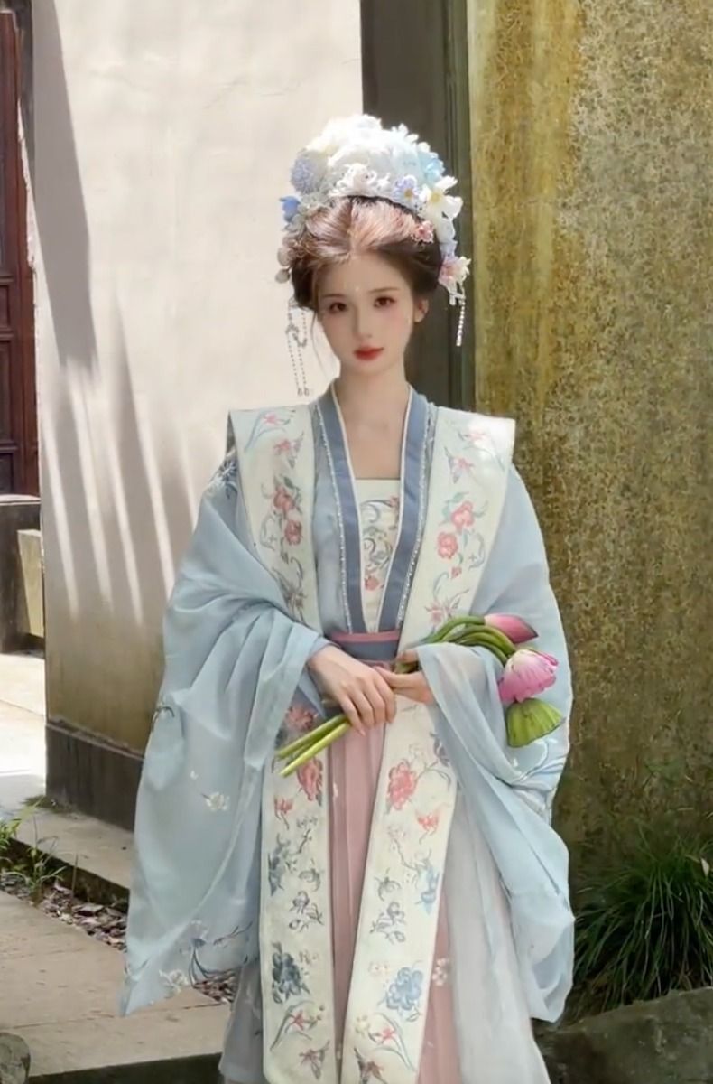 Everyday Work in Traditional Hanfu:A Journey into Cultural Fashion