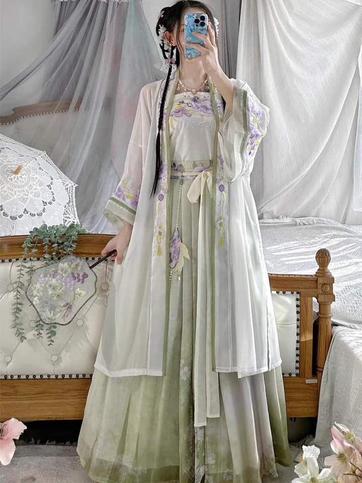 Cloud Comfort Court:The Revival of Hanfu Fashion Cloud Comfort Court:The Revival of Hanfu Fashion