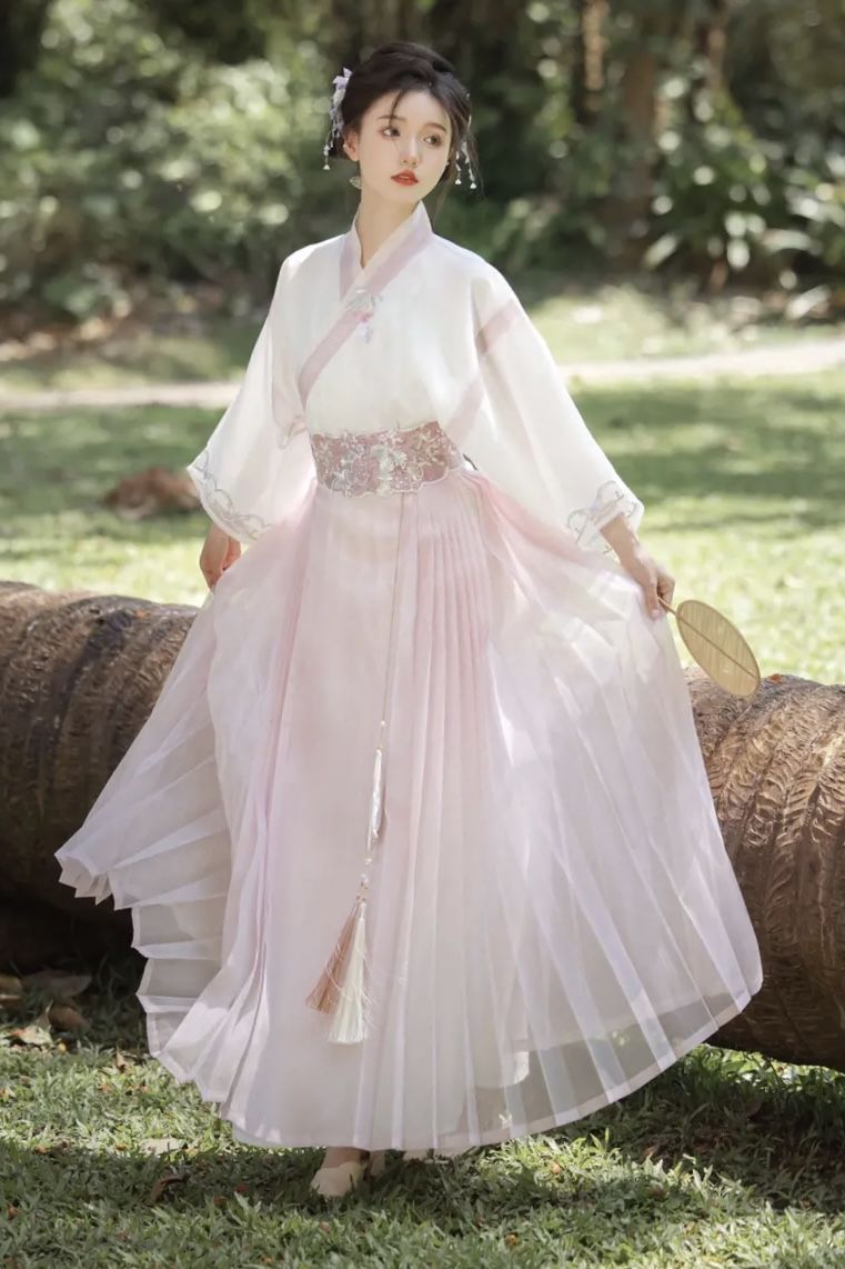 The Splendor of Sitaos Qipao Embroidery:A Journey into Jing Tians World of Traditional Elegance