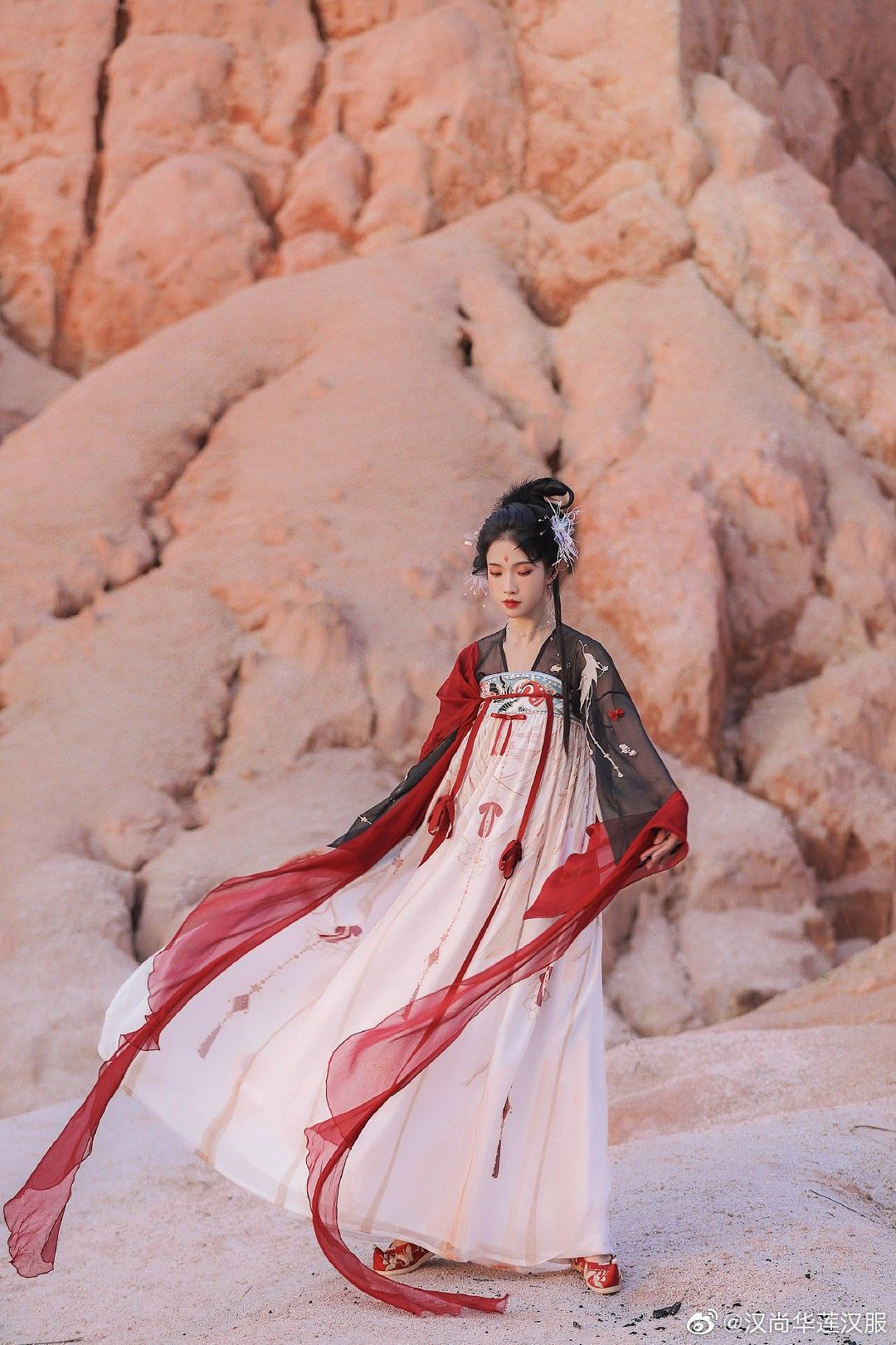 The Enchantment of Dance and Cheongsam:A Cultural Fusion