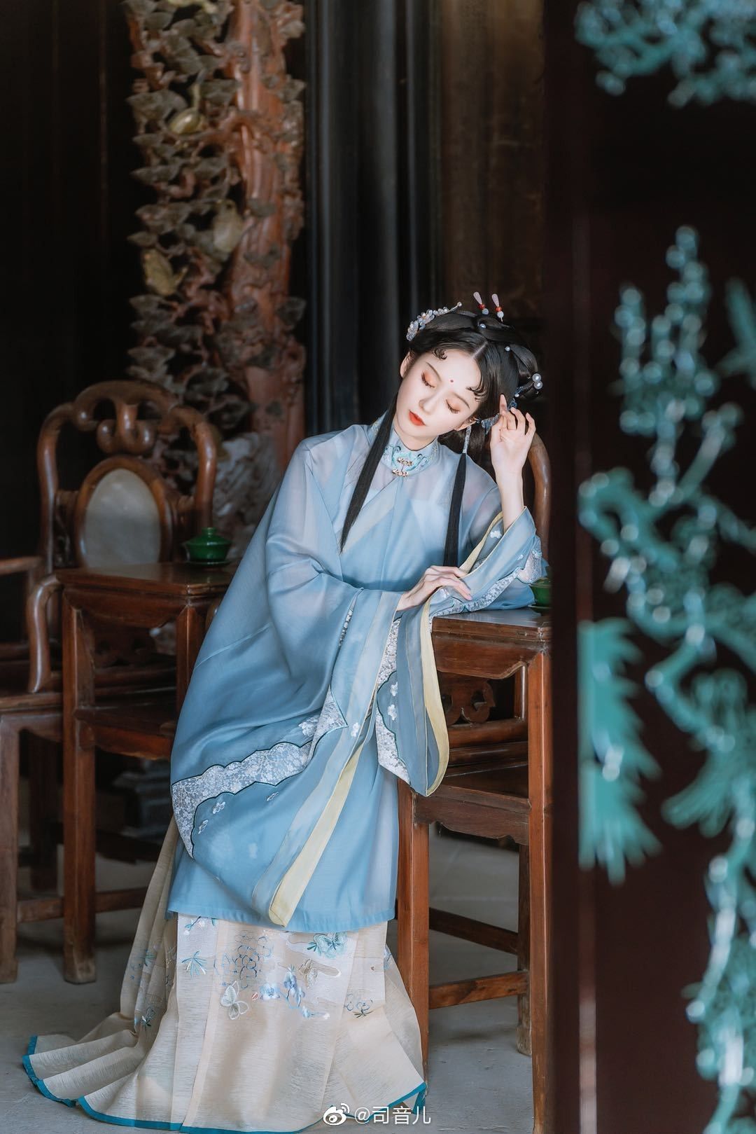 The Story of a Girl in Traditional Hanfu with Embroidered Shoes in Old Beijing The Story of a Girl in Traditional Hanfu with Embroidered Shoes in Old Beijing