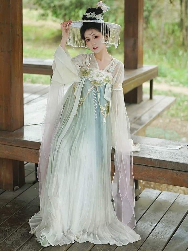 V-Neck Cheongsam:The Newest Fashion Statement in 2023