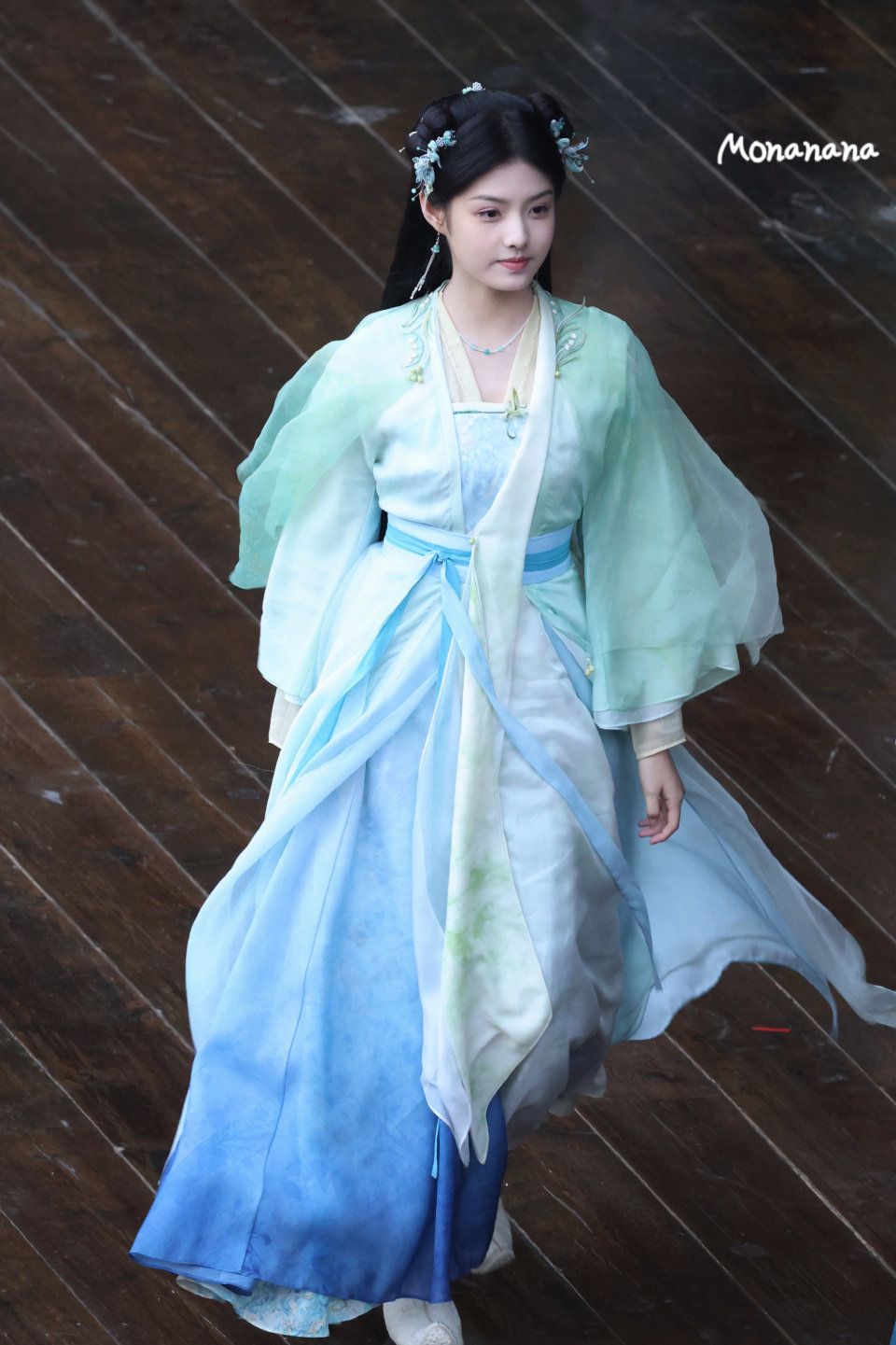 Elegant Horseface Skirt and its Fan Accessories:A Cultural Exploration