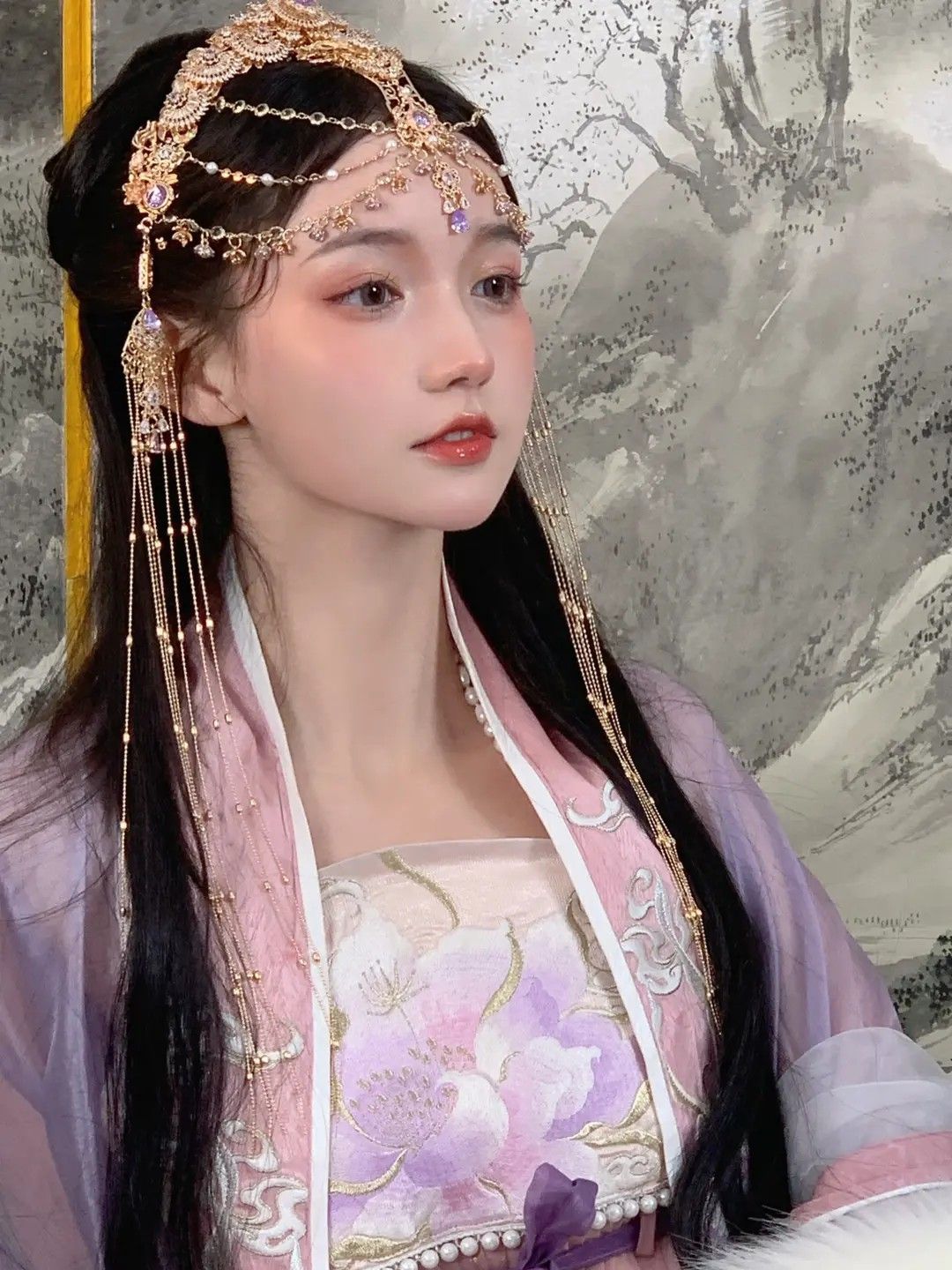Embroidered Gorges and Beaded Horse-Face Skirts:A Journey into Traditional Chinese Apparel Art
