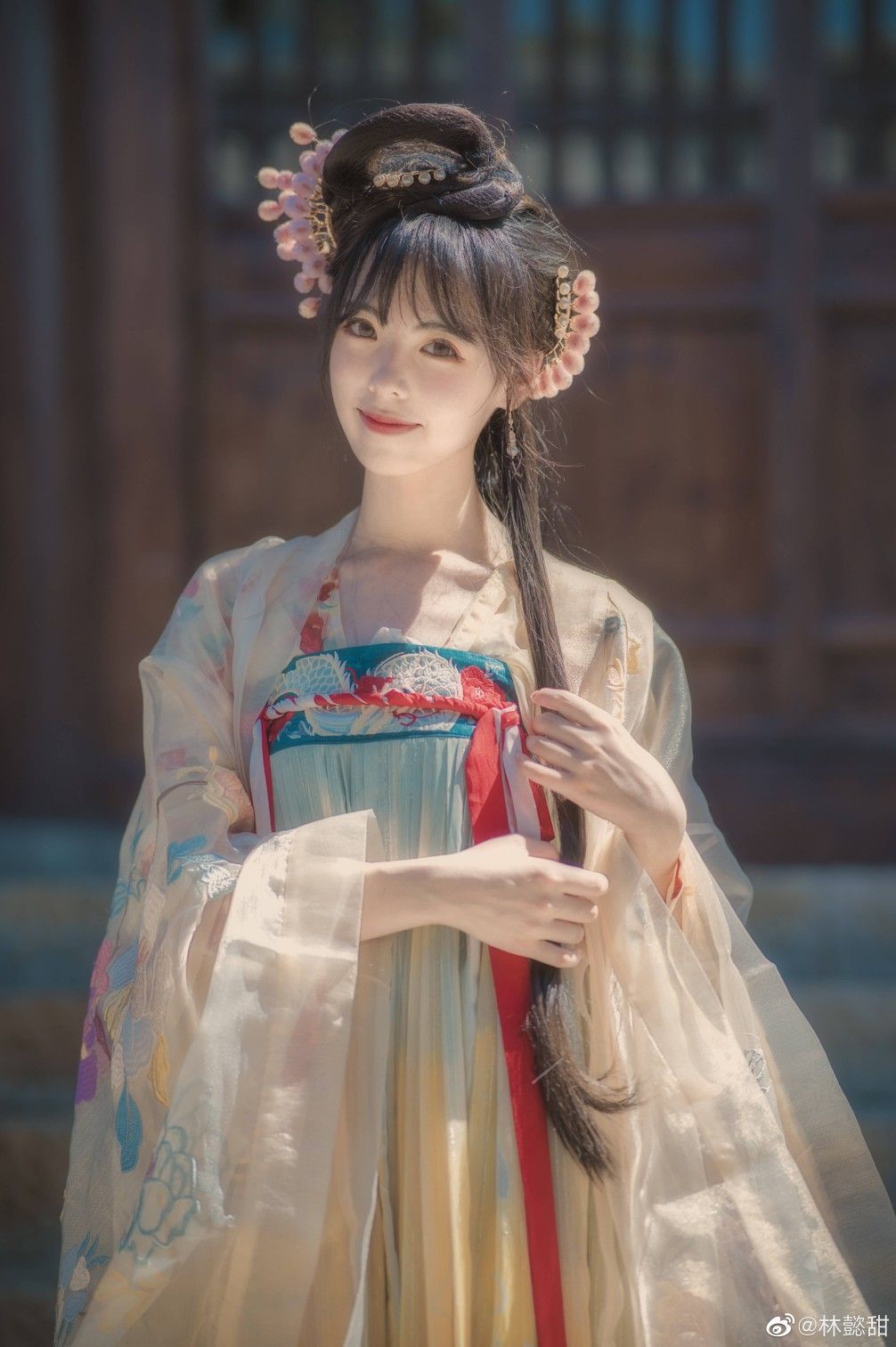 The圣母光环，传统汉服的现代演绎与跨文化融合