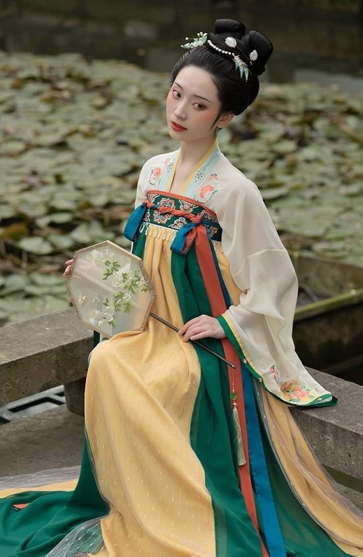 Plus Size and Petite Womens Guide to Styling the Horseface Skirt 马面裙时尚指南—大码小个子女性的选择)