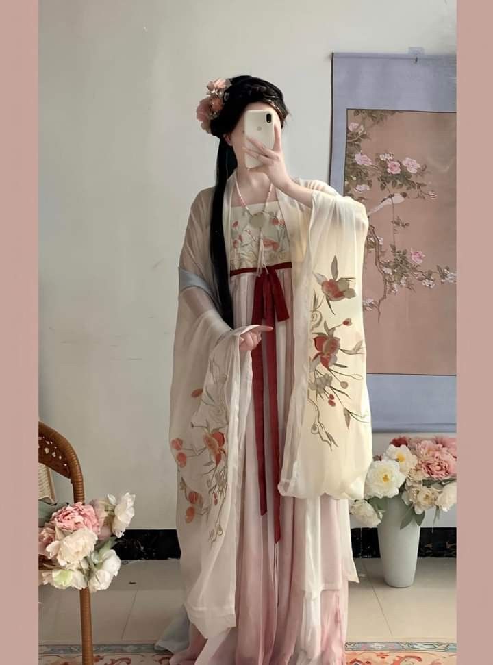 The Elegance of a Red Toast-worthy Brides Cheongsam A Celebration of Traditional Splendor The Elegance of a Red Toast-worthy Brides Cheongsam A Celebration of Traditional Splendor