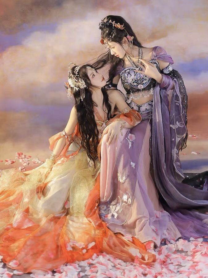 Innovating Qipao with Xiangyunsha Fabric:A Two-Piece Set Revolution