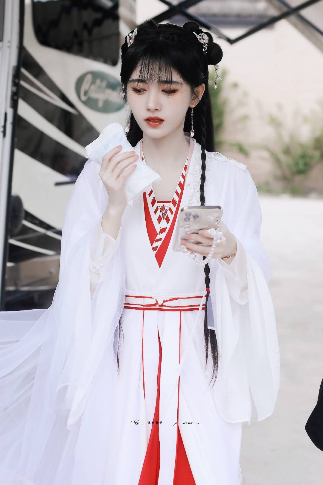 White Blouse and Horseface Skirt:A Classic and Elegant Combination