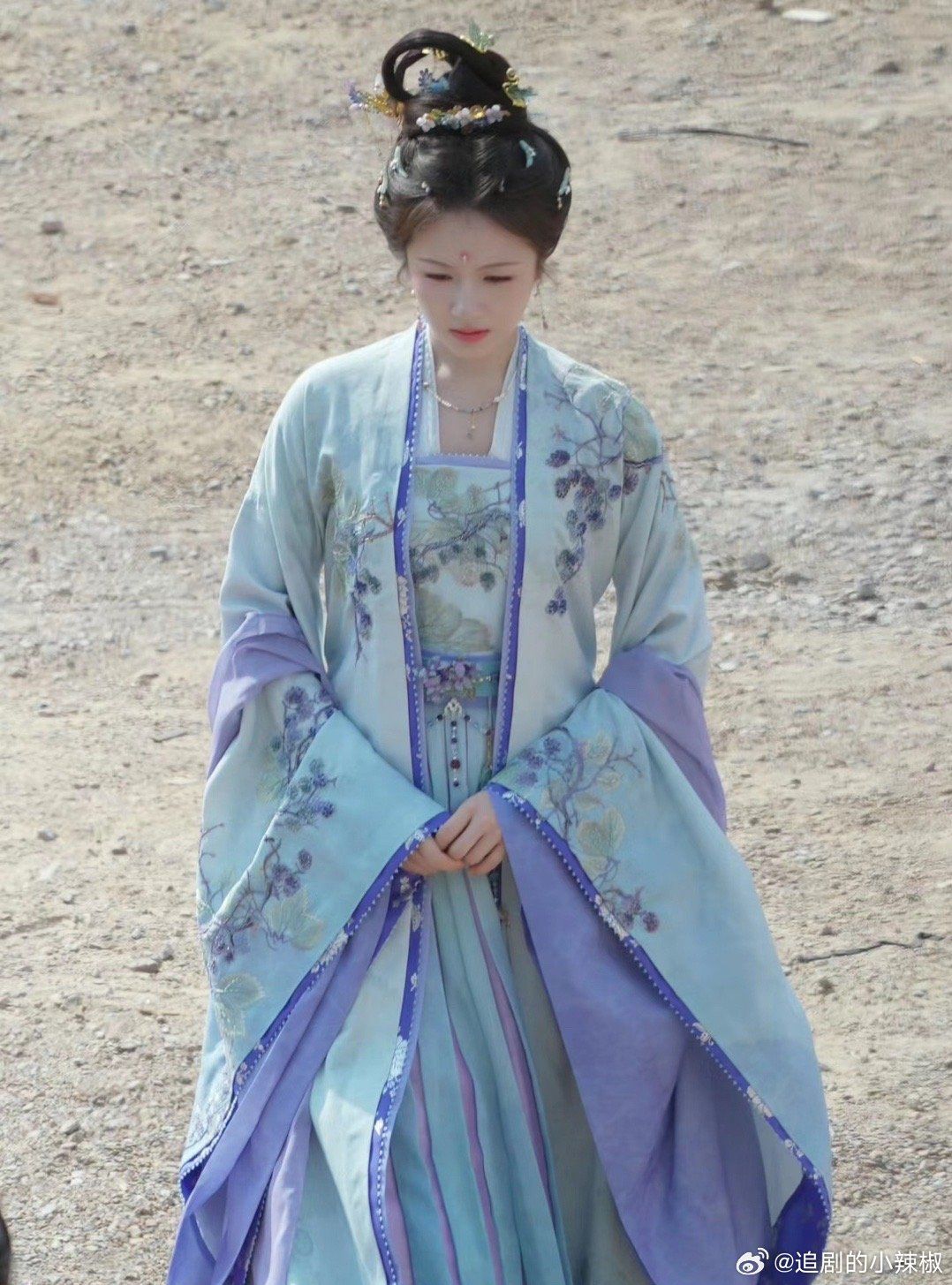 Embracing Traditional Elegance:The New Chinese Cheongsam Skirt Set