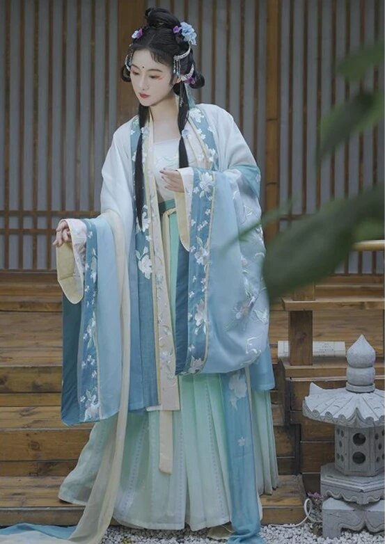 Embracing the New Chinese Style:The Perfect Pairing of Traditional Cheongsam and Modern Shoes Embracing the New Chinese Style:The Perfect Pairing of Traditional Cheongsam and Modern Shoes