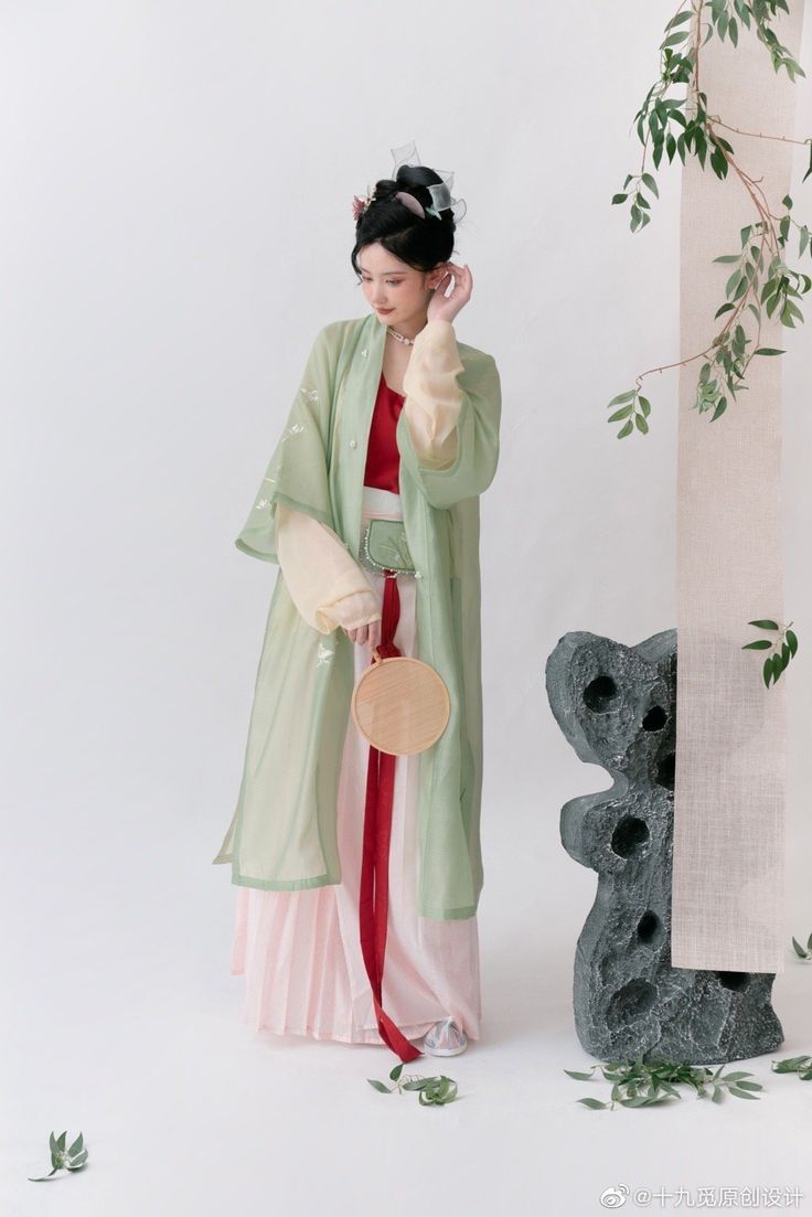 Green Embroidery on Girls Hanfu Shoes A Glimpse into the Splendor of Traditional Chinese Footwear