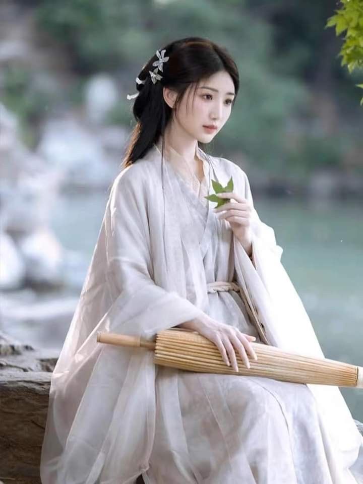 The Dominant Aura of the Aquarius in the Realm of Starry Hanfu Fashion The Dominant Aura of the Aquarius in the Realm of Starry Hanfu Fashion