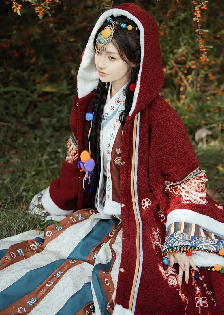 The Splendor of Hanfu in the Qing Dynasty:A Girl Childs Perspective