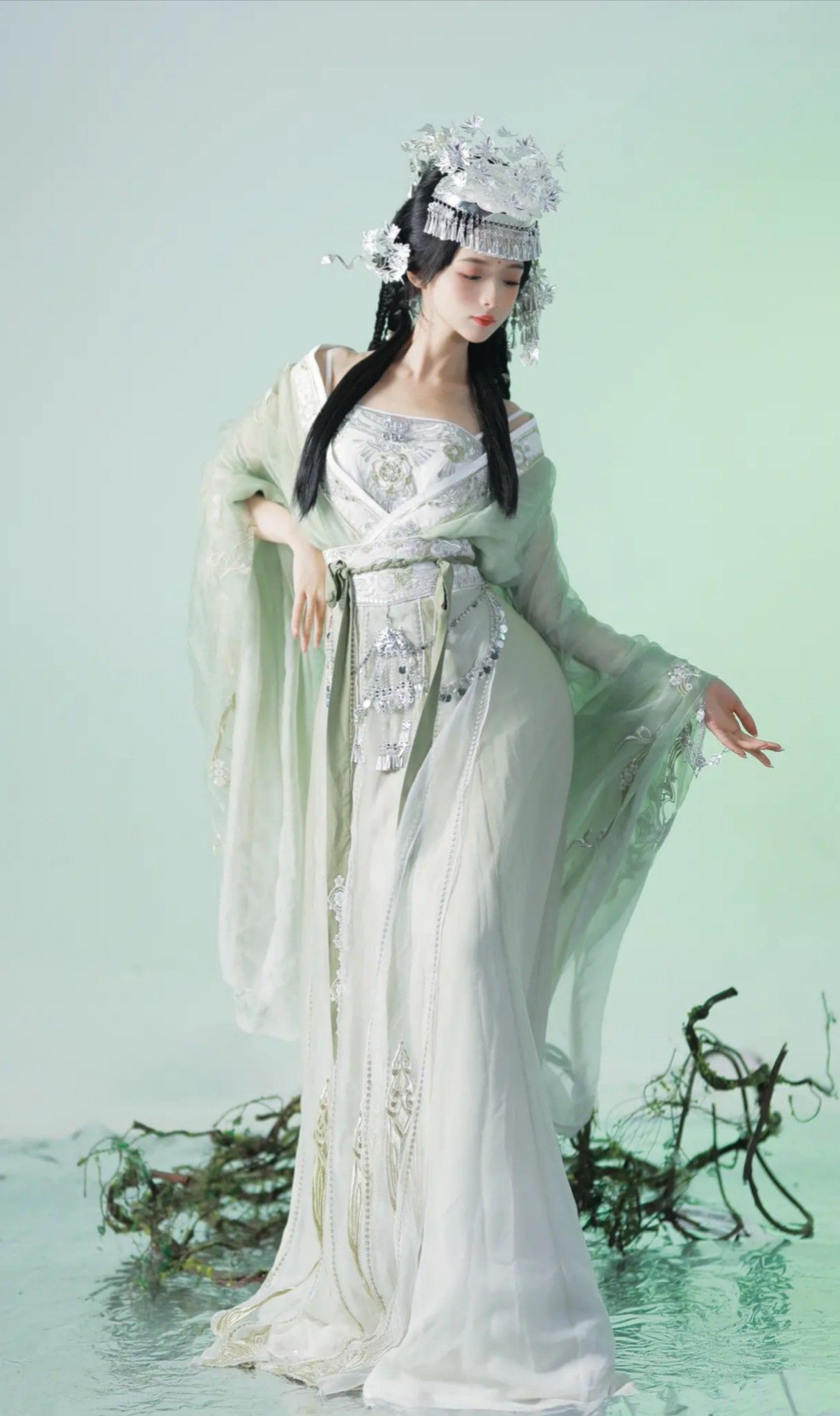 Cloud-Stepping Pavilion:The Revival of Hanfu Fashion Cloud-Stepping Pavilion:The Revival of Hanfu Fashion