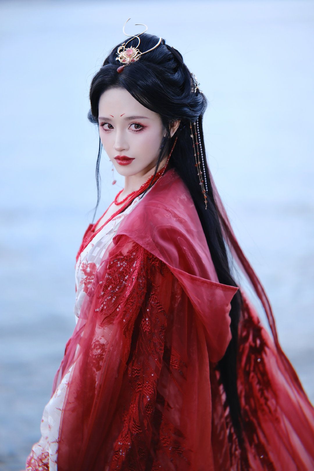 Winter Red Cheongsam:Embracing the Elegance of a Traditional Chinese Beauty