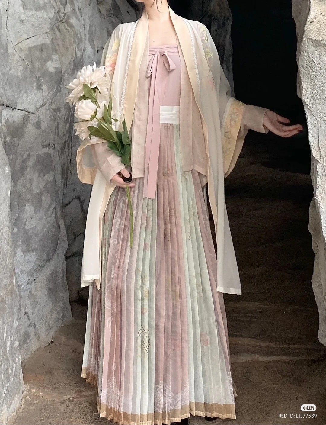 Original Authentic Hanfu Qixiong Style:Highlighting the Beauty of Traditional Chinese Clothing Original Authentic Hanfu Qixiong Style:Highlighting the Beauty of Traditional Chinese Clothing