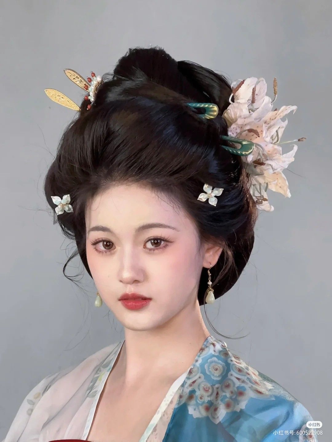 The Splendor of Hanfu:The Elegant Qiyao Daixiu Shirts with Waisted Design and Flowing Sleeves