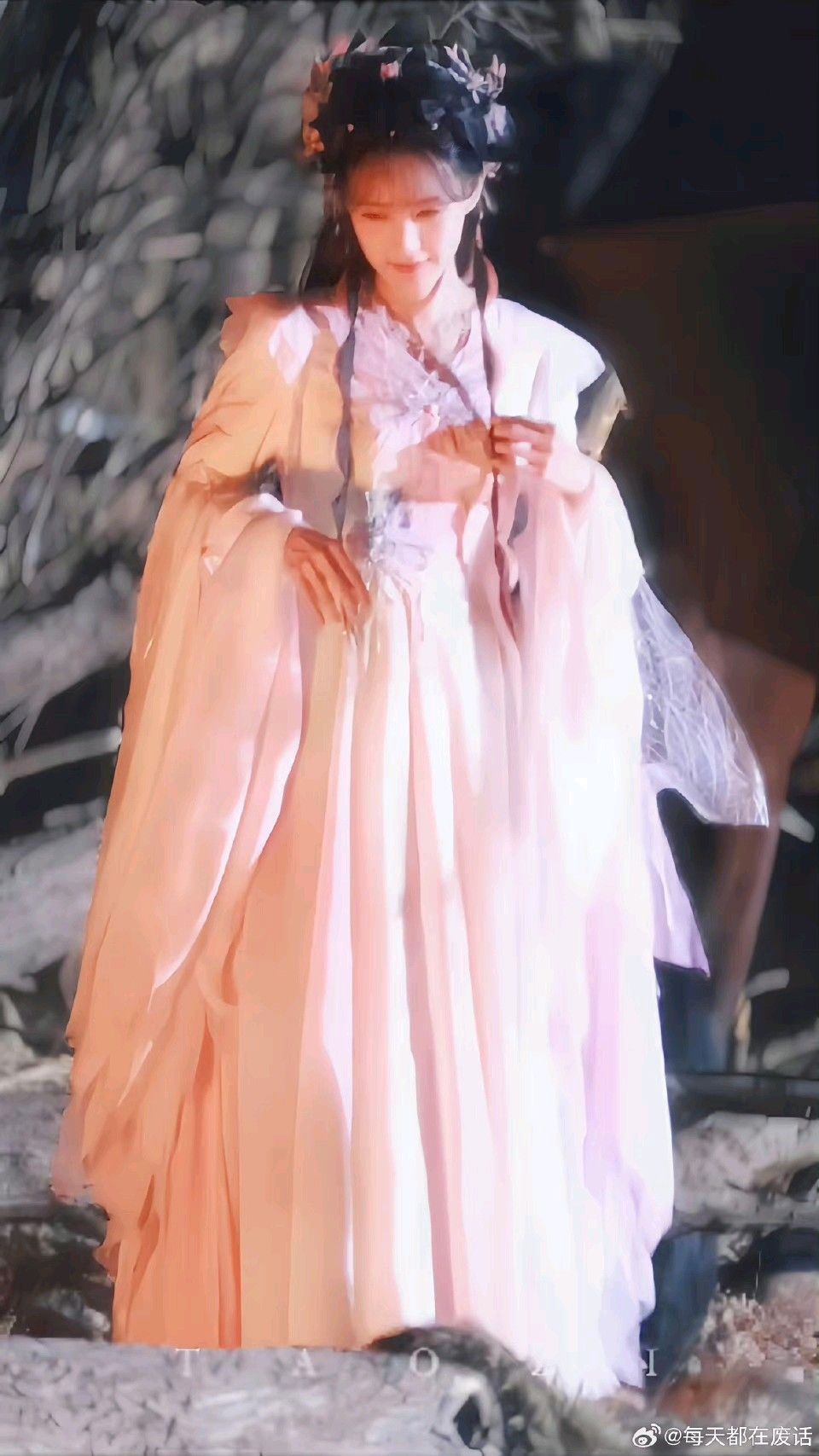 Peach Blossom Nymphs:The Enchanting World of Peach Blossom-Adorned Hanfu Fashion Peach Blossom Nymphs:The Enchanting World of Peach Blossom-Adorned Hanfu Fashion