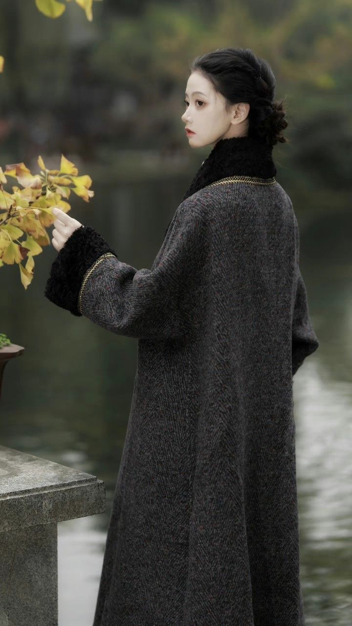 The Song of the Long Sword:A Journey into the World of Hanfu and its Long-necked Lyrical Song