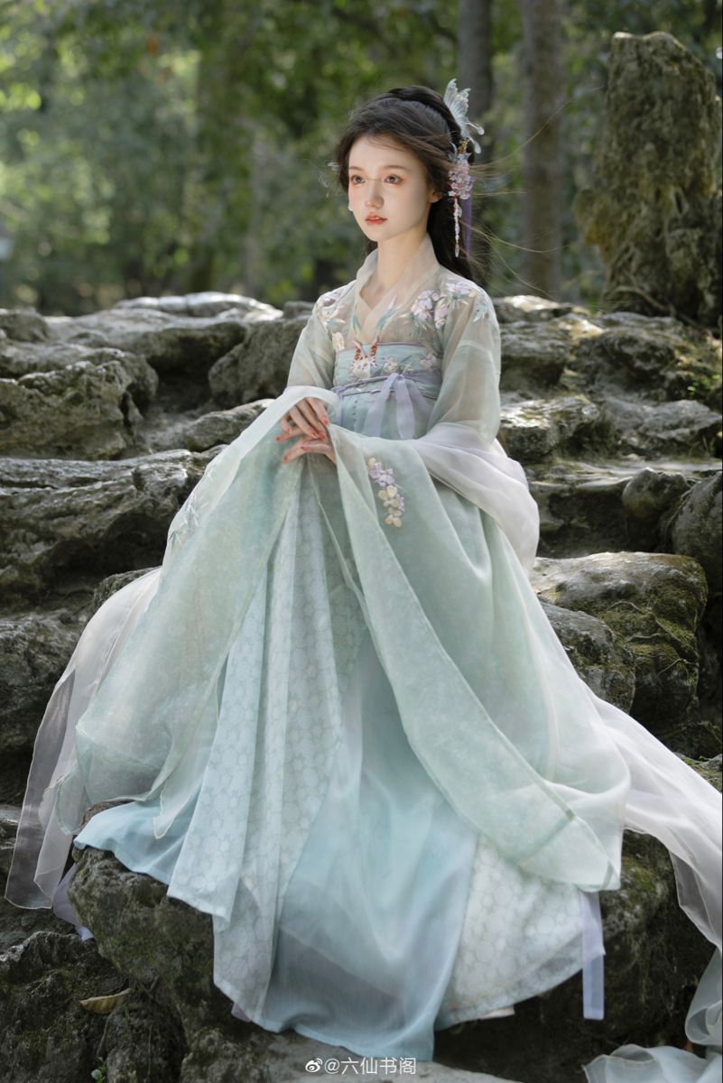 The Elegance of White Satin Cheongsam:A Cultural Icon of Chinese Traditional Beauty The Elegance of White Satin Cheongsam:A Cultural Icon of Chinese Traditional Beauty