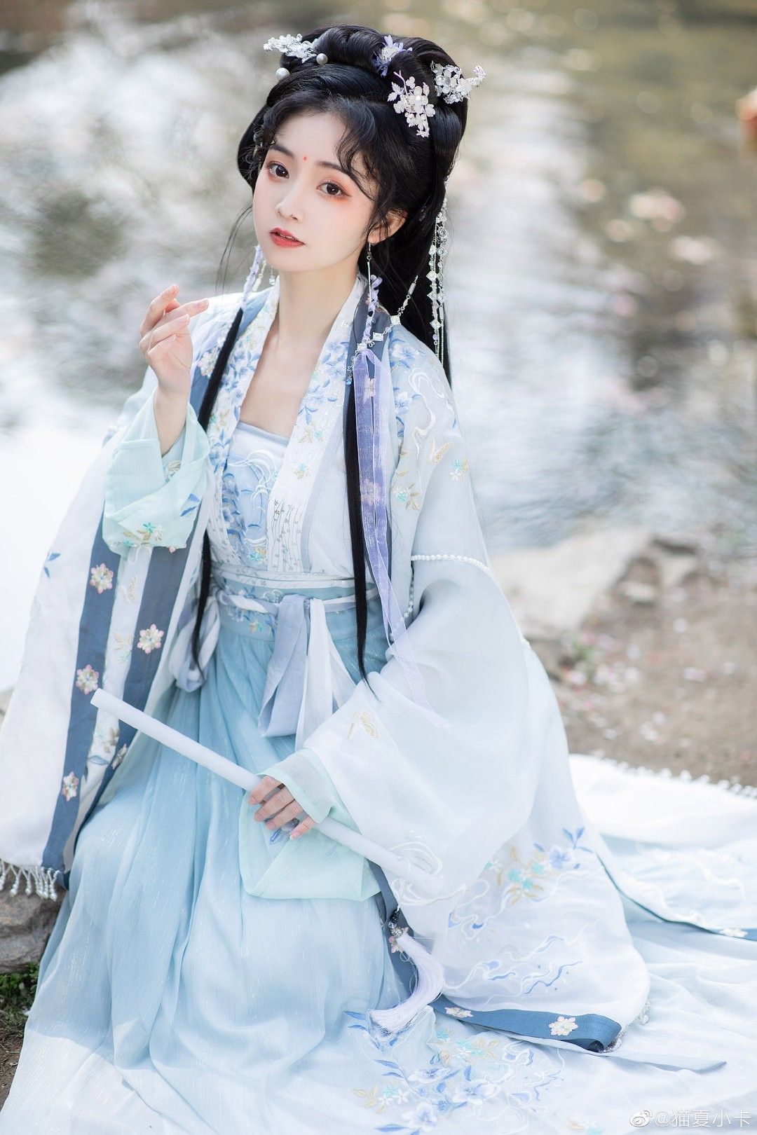 Plain Clothes:The Rise of Hanfu Fashion at an Affordable Price