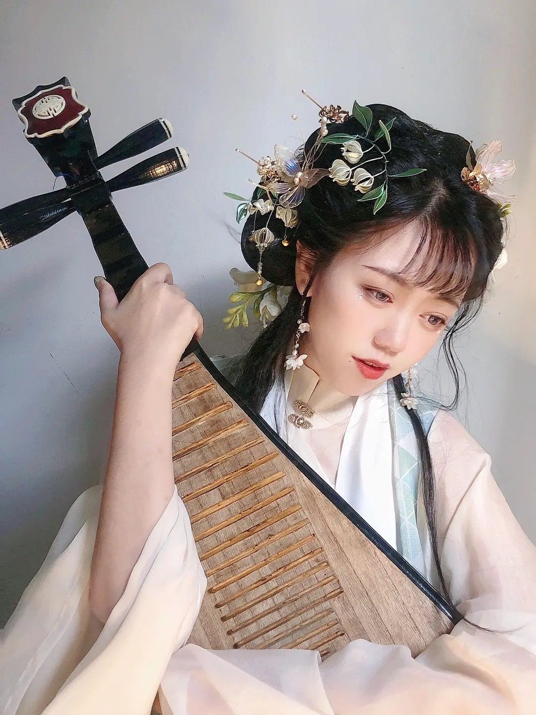 Embracing Youth in a Cheongsam:The Revival of a 40-Year-Old Fashion Icon Embracing Youth in a Cheongsam:The Revival of a 40-Year-Old Fashion Icon