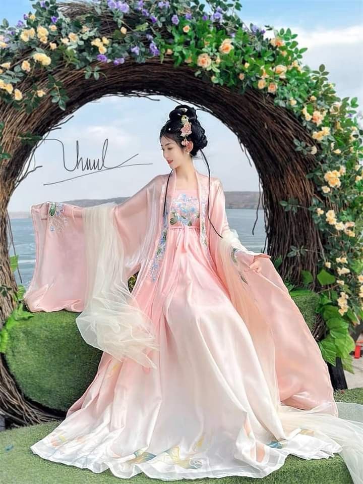 Elegant Black Hanfu Costumes:A Glimpse into the World of Ancient Chinese Girls Fashion