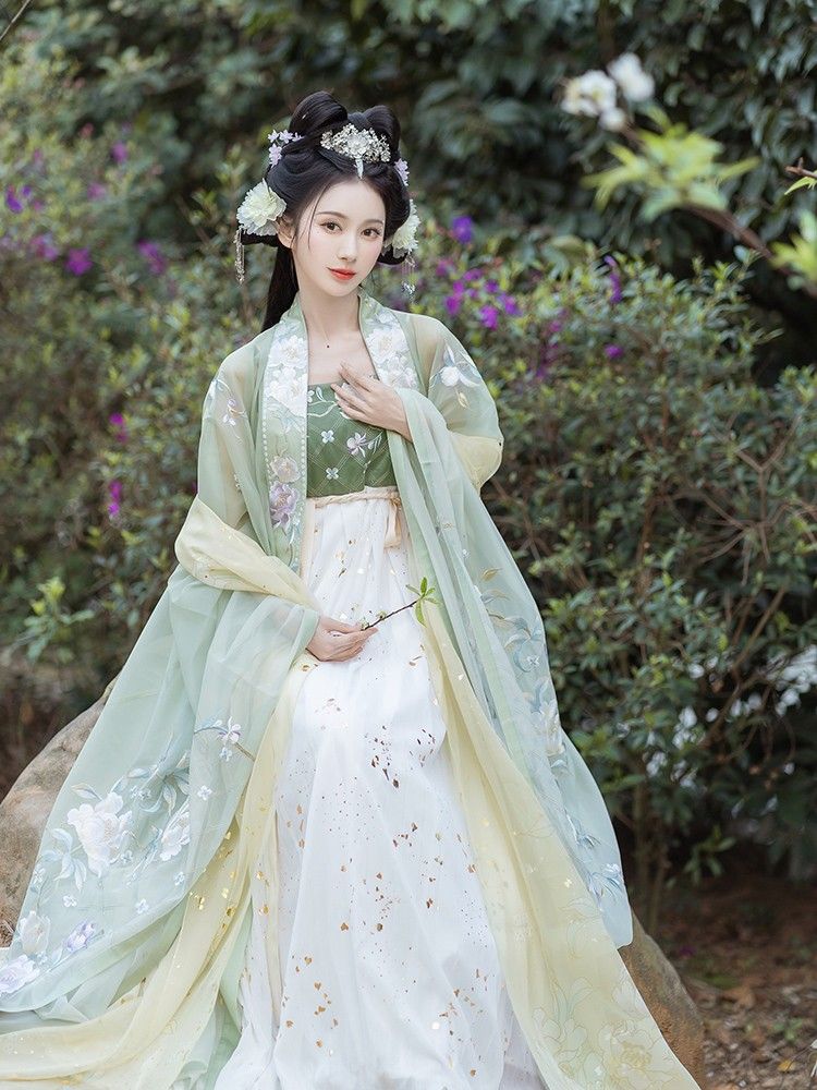 The Rise of Qipao Fashion:Embracing the Belly-Covering Style