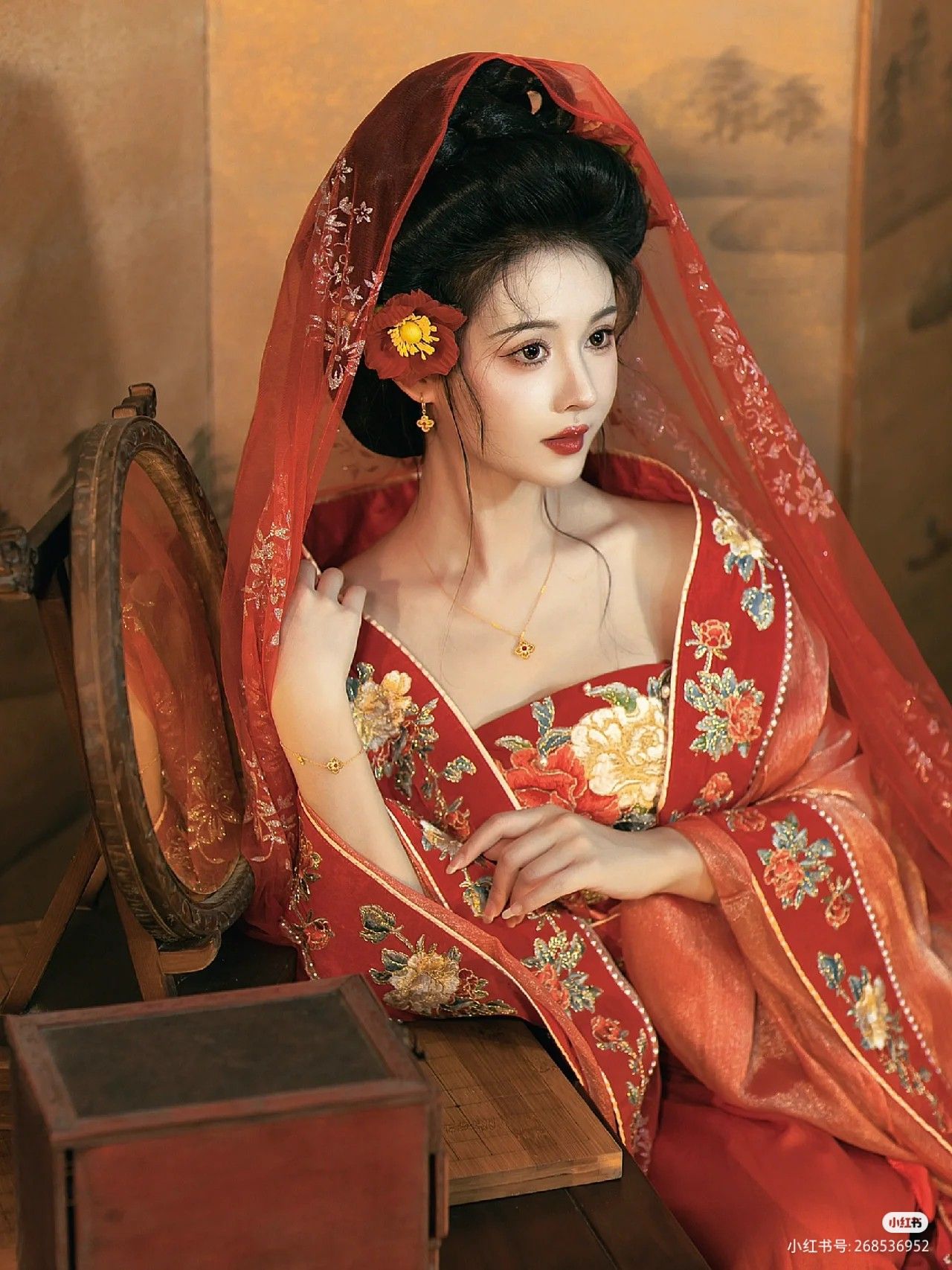 The Elegance of Ma Rulongs Cheongsam:A Closer Look into Traditional Chinese Beauty