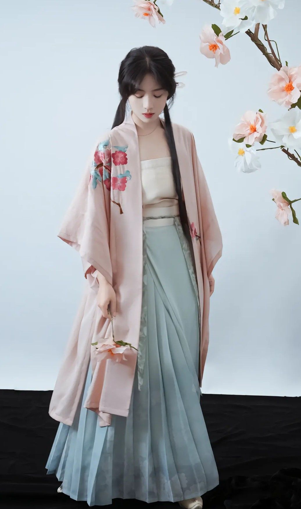 The Charm of Hanfu Maoxiong Skirt:A Guide to the Maoxiong Style