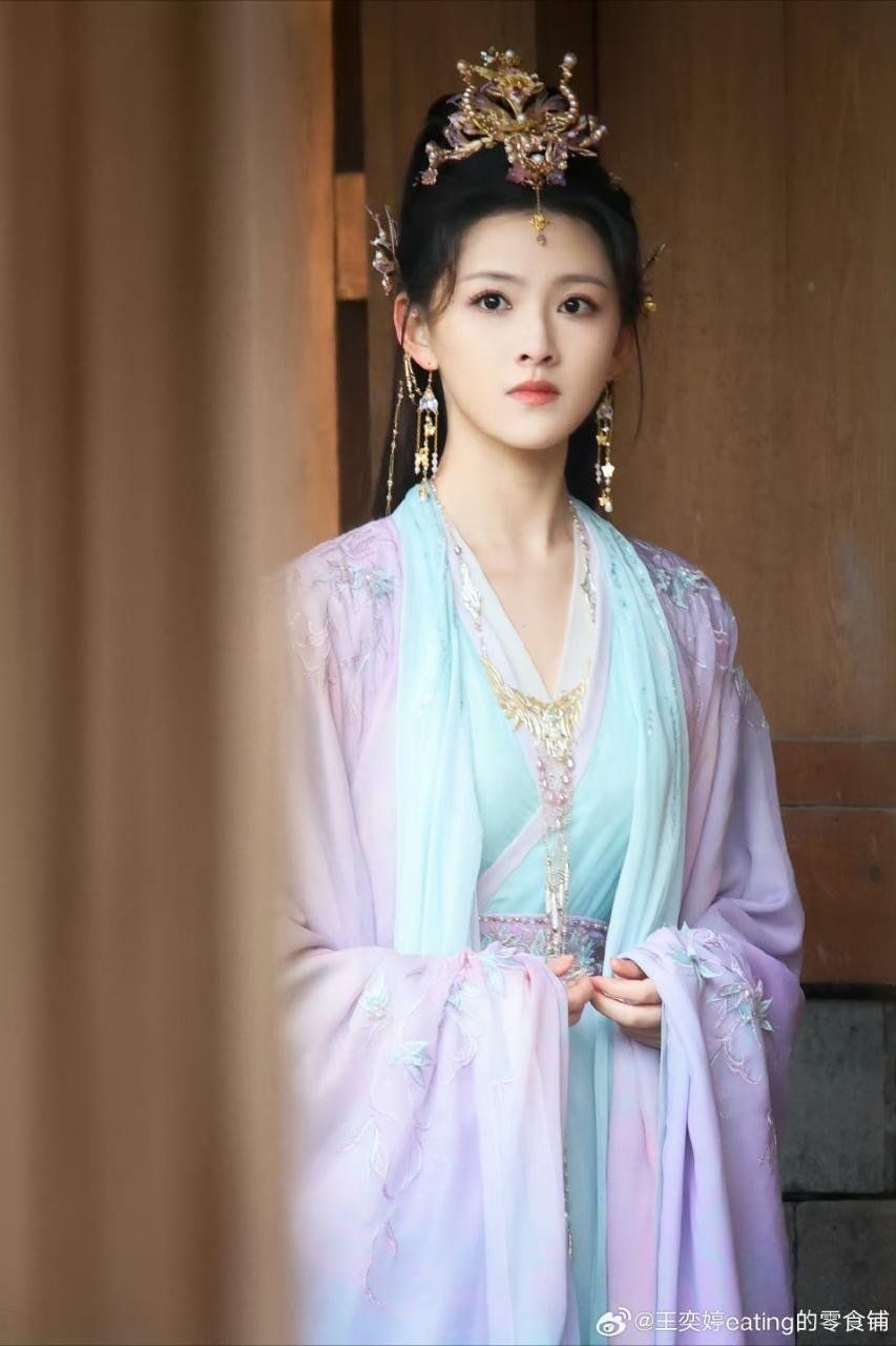 The Trend of Carrying Hanfu Bags on the Back:A Closer Look