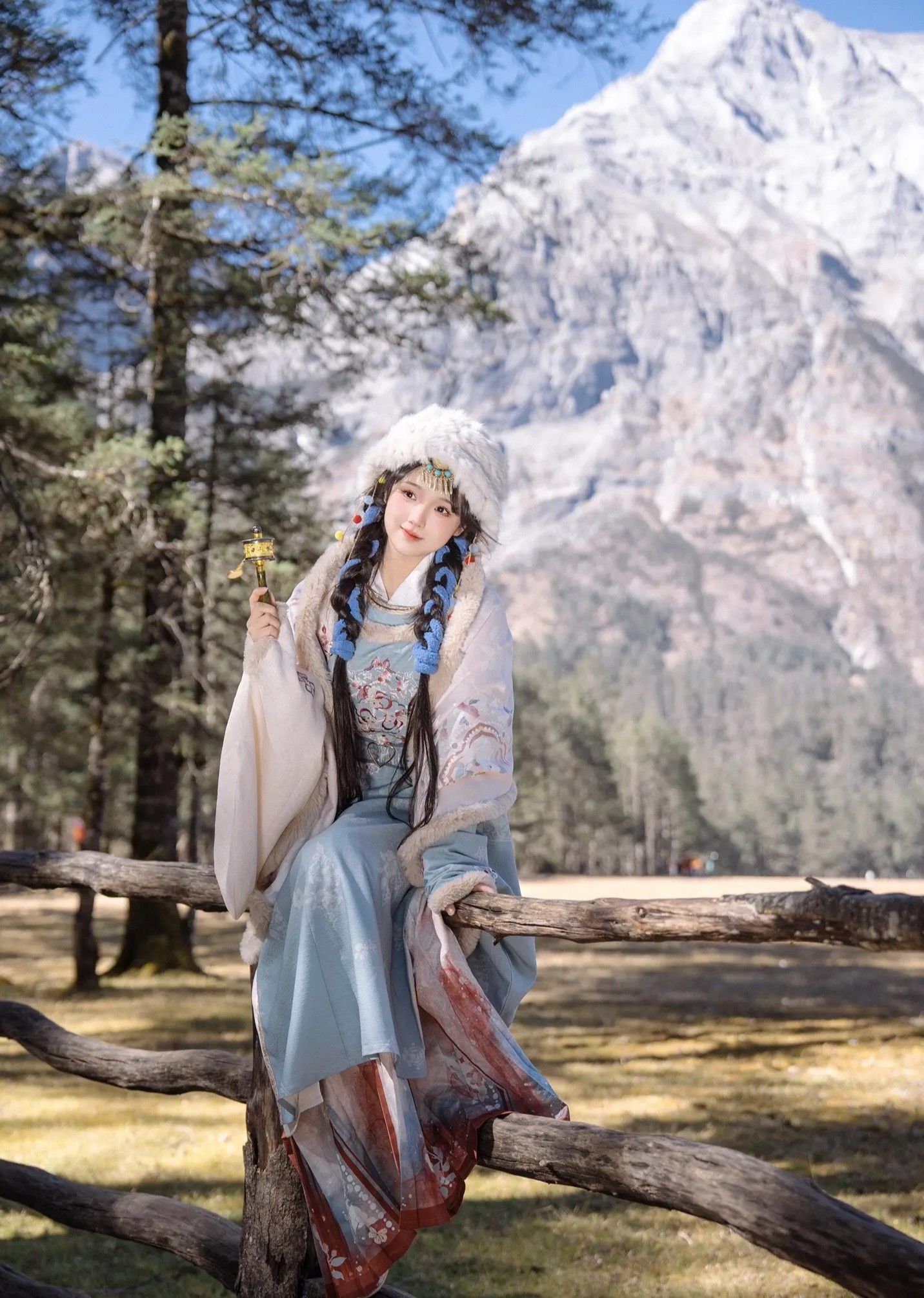 The Elegance of Wood-Bordered Cheongsam:A Traditional Chinese Beauty