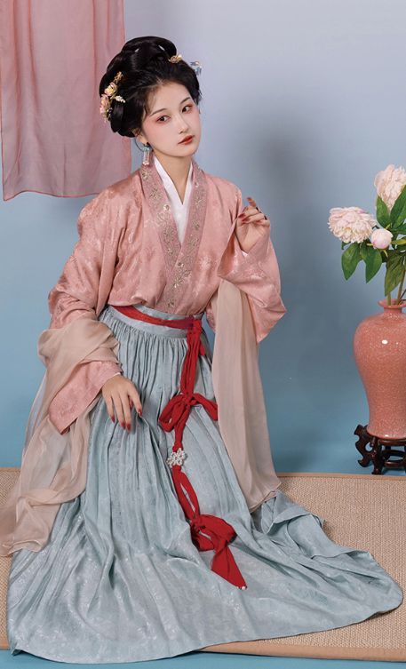 Neo-Chinese Ethos in Modern Cheongsam:The Revival of Traditional Qipao in Mid-Length Styles