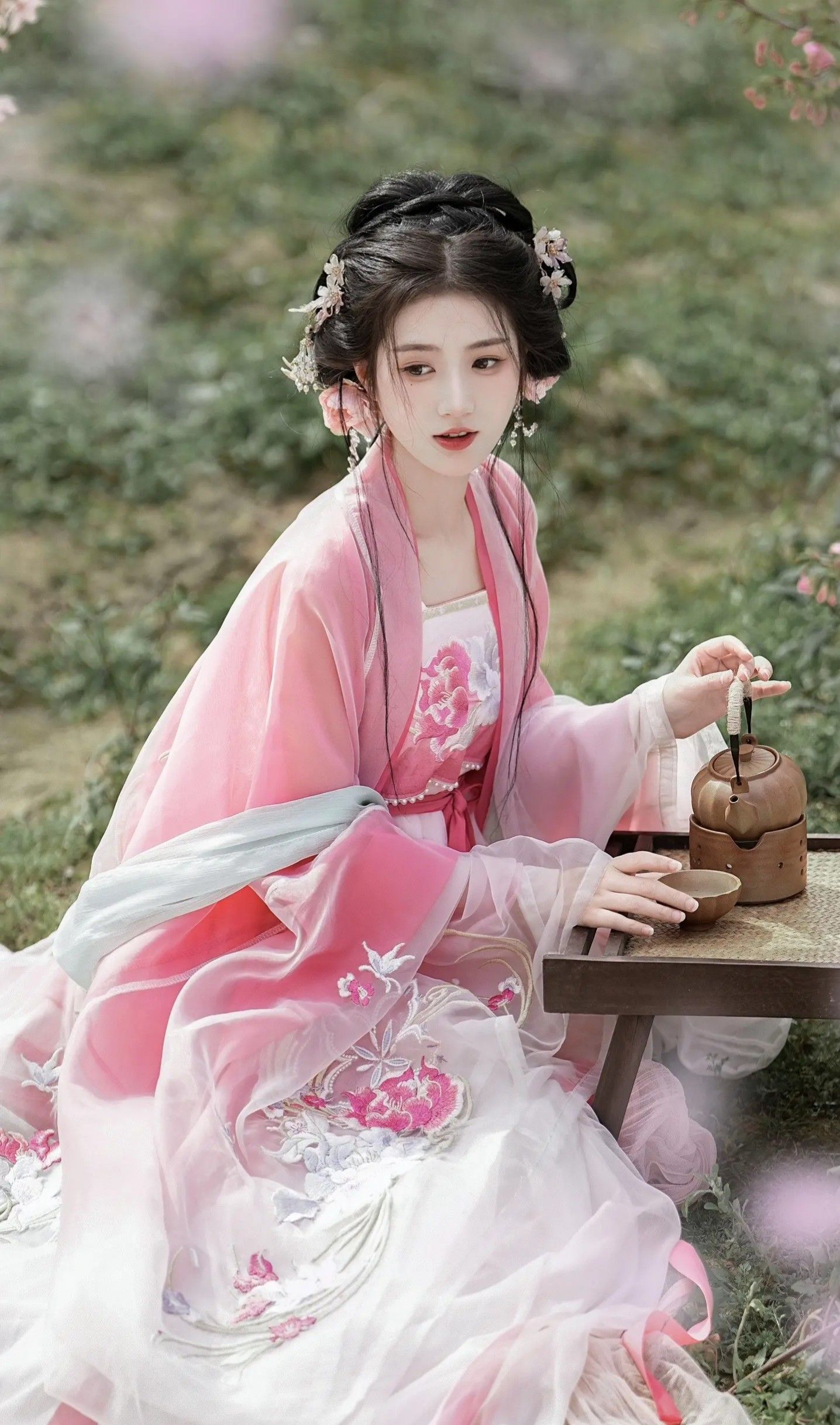 New Chinese Vogue Fashion:Traditional Tang-Style Dress with Modern Elegance and High-End Snaps