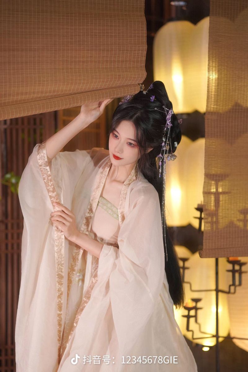 The Splendid Charm of Horseface Skirt and Cross-Collared Blouse:A Traditional Beauty Reinterpreted The Splendid Charm of Horseface Skirt and Cross-Collared Blouse:A Traditional Beauty Reinterpreted