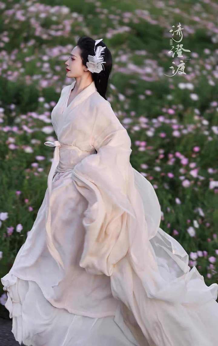 The Magnificent Swirling Skirts of Hanfu:The Story of Traditional Chinese Elegance